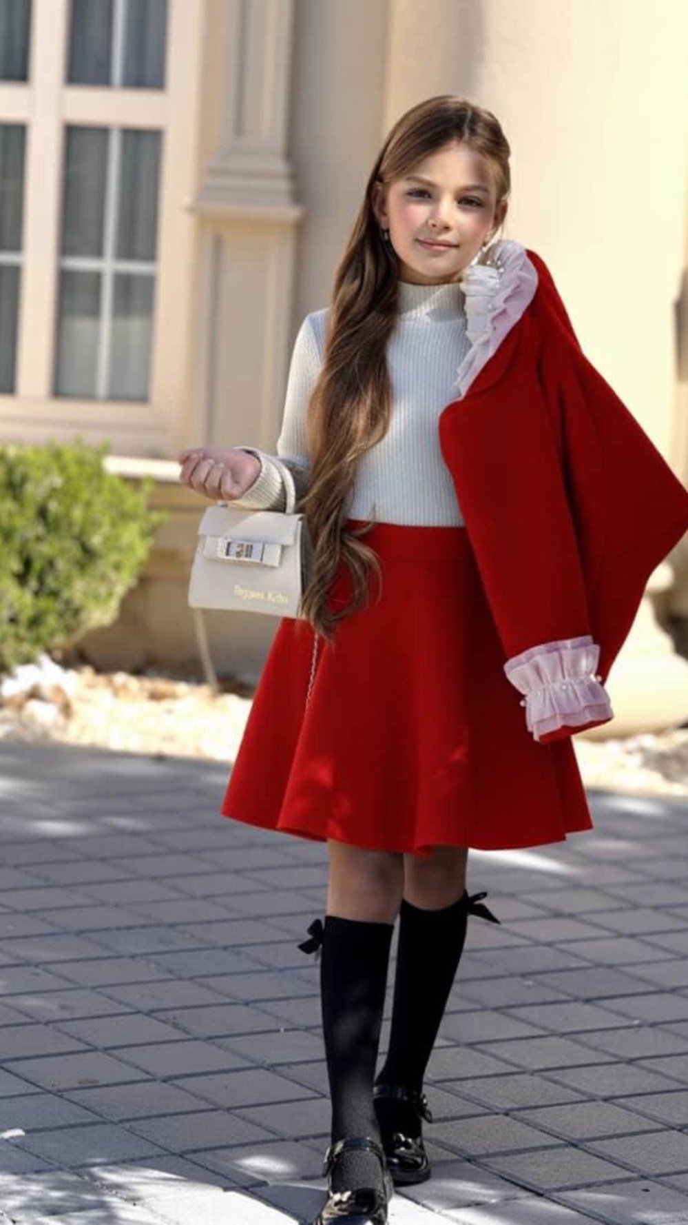 ملابس أطفال مميزة وعصرية باللون الأحمر مثالية للمناسبات العائلية. تتضمن قطع مختلفة من التنانير والجاكيتات مع لمسات أنيقة وزخارف لؤلؤ. تناسب الأعياد والمناسبات وتضفي لمسة راقية للأطفال. توفر مزيج مثالي من الأناقة والراحة.