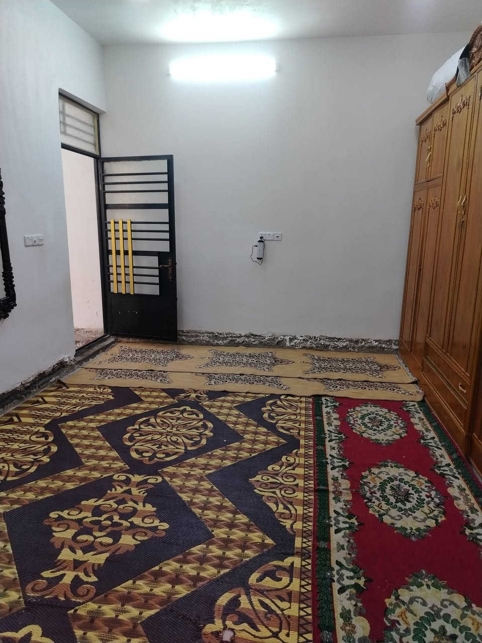 السلام عليكم دار للبيع مساحة  الواجه  6 النزال 18في منطقة الحميديه البيت بناء حديث درجه اوله كهرباء ماء مجاري تبليط الفرع خدمات خيرمن الله صارله3اشهر  ابلوك وسقف صب في فرع ابو زمن عوزه بس كاشي يحتوي الدار على غرفة نوم 4×6 ومنور 2×2 وحمام 2×2 ومطبخ 2×4 وستقبال 3×5 وصحيات والباقي كراج المطبخ سراميك الجدران والصحيات جدران سراميك والرضيه الباقي الجدران لبخ جص وبورك السعر 42 وبي مجال قليل رقم الهاتف او مراسله ***********
