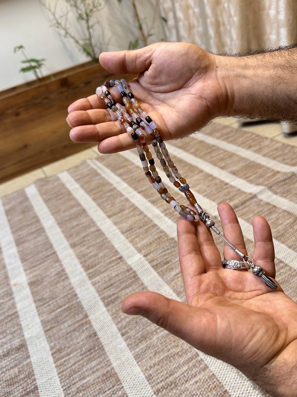 عندي مجموعة من الإكسسوارات اليدوية الجميلة تتنوع بين مسباح من الكهرمان الطبيعي وخواتم فضية عليها أحجار كريمة، بالإضافة إلى أساور وعقود بتصاميم أنيقة. للمزيد من المعلومات والتفاصيل، تواصل معي.