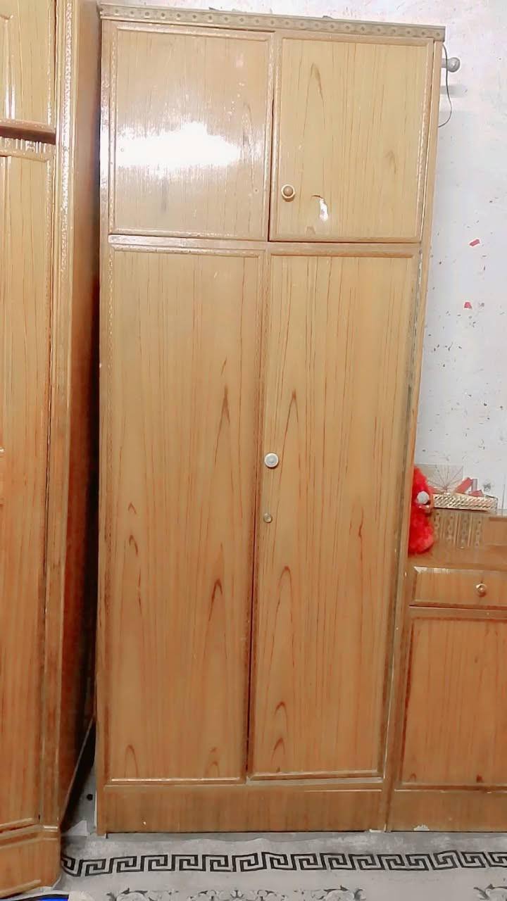 غرفه نوم للبيع رايدها ب٣٥٠ غرفه شوي تعبانه يراد الها ترتيب الميز مكسور المرايه مالته وهذا رقمي ***********
