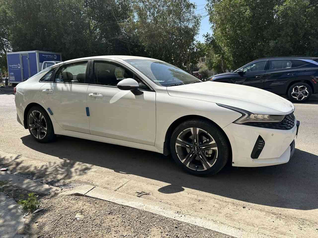 السلام عليكم 
للبيع كيا k5 خليجي استلام شركة
السيارة جديدةبمعنى الكلمة كفالة عدى رصعة كد شبر بالباب الخلفي راجع بارد والبقي كفالة من شخط وتكحيل 
المواصفات 
شاشة كبيرة 
حساسات امامي خلفي 
تبريد قطعتين 
مري قلاب 
كشن كهرباء
وباقي المواصفات عدا الفتحة والجلد 
السعر ١٩٥وبي مجال
مكان السيارة شارع فلسطين
الرقم: ***********
