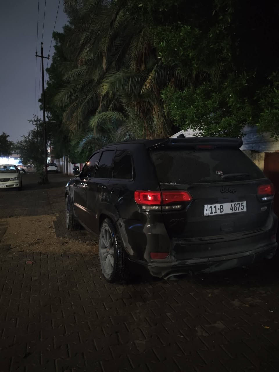السلام عليكم اخوان جيب سومت اعلى مواصفات 2014
مكينه 8 سلندر 5700 ماشية 120 
بانوراما 
حساسات 360
مري قلاب 
تشغيل عن بعد 
ستيرن كهرباء 
مري كهرباء 
تدفئة وتبريد بالكشنات 
زينون ترحيب متحرك 
شاشة اصليه كار بلي مال2021
دواخل عمل برتقالي واسود 
رقم مميز بغداد 4 ارقام 
وبعد هواي مواصفات مال سومت معروفه 
السياره بيها اربع قطع 

بيع او مراوس حسب القناعة 
سعر 185 وبيها مجال 
***********
وبي واتساب
