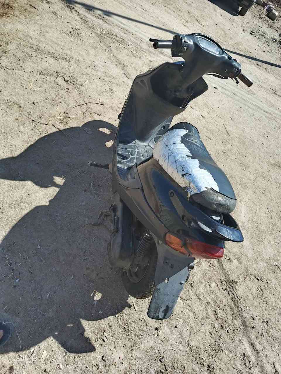 اسلام عليكم اخوان هاي دراجه تسع زروف سرعته ميه مكينه ما مفتوحه كهرباياته كله شغاله وسعر 200الف مكان بصره كرمت علي ***********
