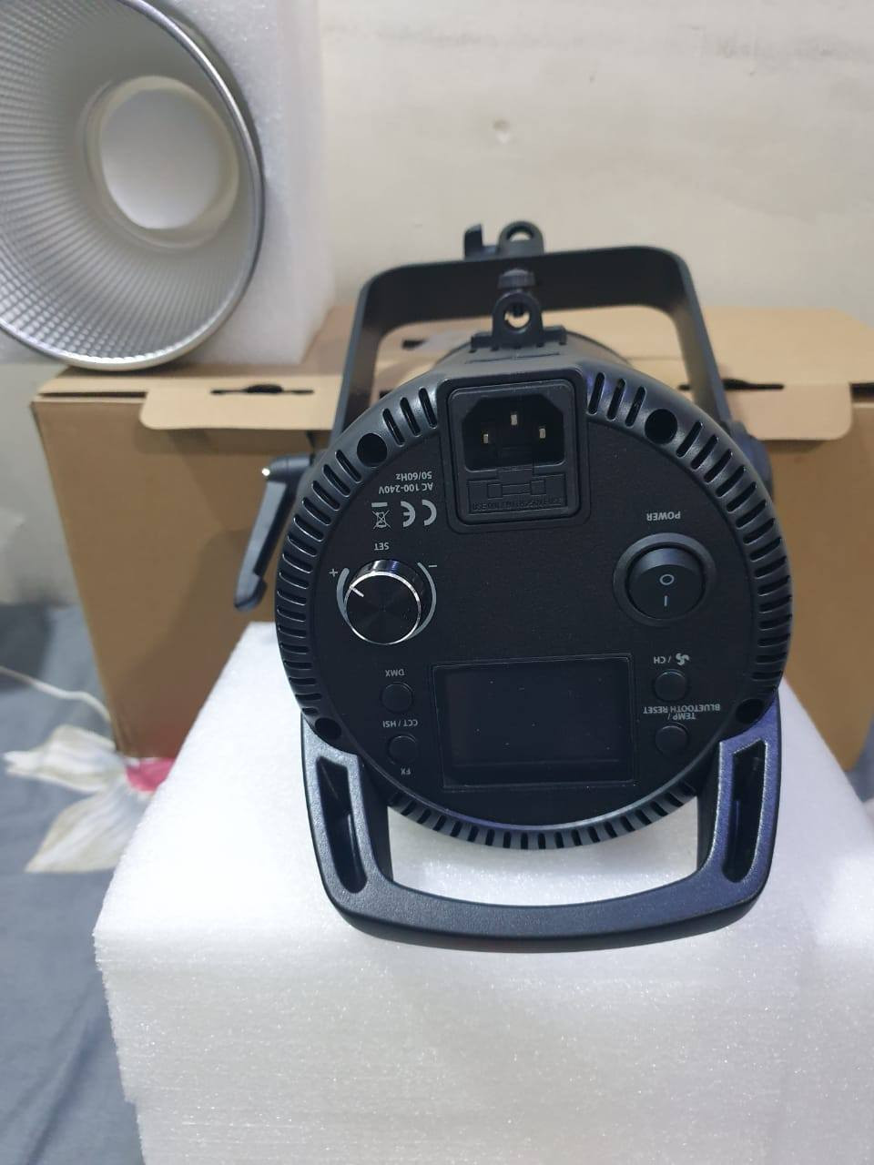 إضائة للبيع استعمال مرتين فقط
Sidande

سلسلة المنتج: سلسلة COB
اسم المنتج: مصباح بث مباشر
أوضاع العمل: وضع CCT، وضع المشهد
مؤشر العرض: Ra≥95 (وضع CCT)
شاشة العرض: شاشة TFT مقاس 1.44 بوصة
مؤشر درجة حرارة اللون: وضع CCT من 2500 كلفن إلى 6500 كلفن
التحكم عن بعد بالبلوتوث: يدعم برنامج WeChat المصغر
أبعاد المنتج: 344*264.5*213.5 ملم
السعر 200 الف

X-180RGB
الطاقة: 180 واط
مصدر الضوء: خرزة COB عالية الطاقة (Chip on Board LED)
درجة حرارة اللون: 2700 كلفن - 6500 كلفن (±200 كلفن)
CRI / TLCI: ≥97 / ≥98
أوضاع الألوان والتعتيم:
تدرج اللون (Hue): 0-360 درجة
التشبع (Saturation): 0%-100%
التعتيم (Dimmer): 0%-100%
المؤثرات الخاصة: 20 تأثيرًا
التحكم:
تطبيق LinkLite (عبر البلوتوث)
جهاز تحكم عن بعد لاسلكي 2.4G بـ 99 قناة
منفذ DMX512 (RJ45)
مسافة التحكم عن بعد: ≥30 مترًا
الأبعاد: 140140300 ملم
الطاقة المدخلة: 100-240 فولت تيار متردد ~ 50/60 هرتز
السعر 200 الف
بغداد حي الجهاد 
***********
