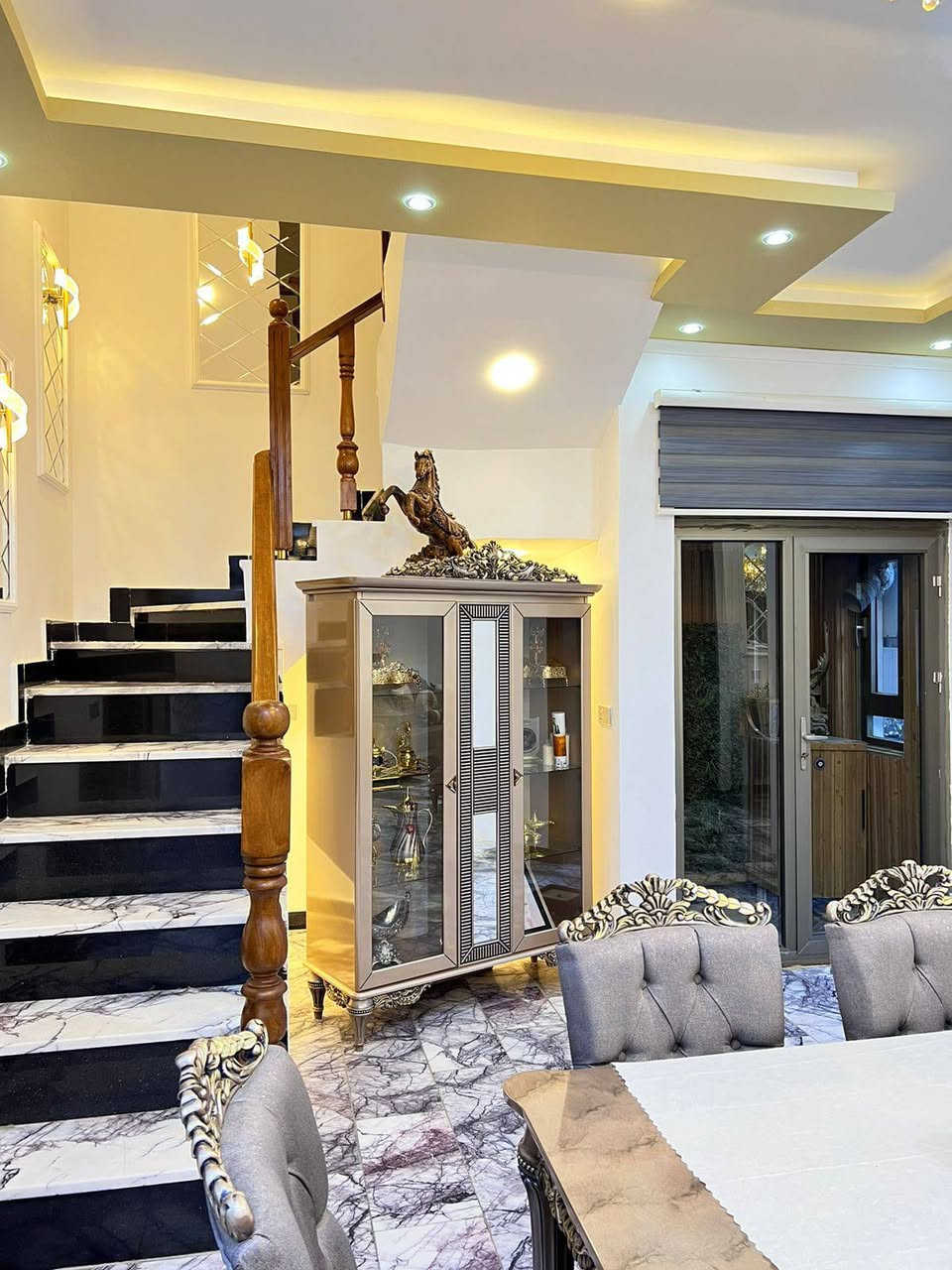 السلام عليكم  ... للبيع...للبيع
الدار للبيع بغداد/الدورة/حي دجلة زراعي سند 25 تم إجراء كشف من قبل دائرة البلدية لتحويل جنس العقار من زراعي إلى طابو ....
مساحة 100 متر الواجهه 6 وربع نزال 16 ركن على شارعين شارع 15 متر وشارع 10 متر طابقين بناء درجة اولى أرضية مرمر للاستفسار الاتصال على رقم الهاتف (***********)
