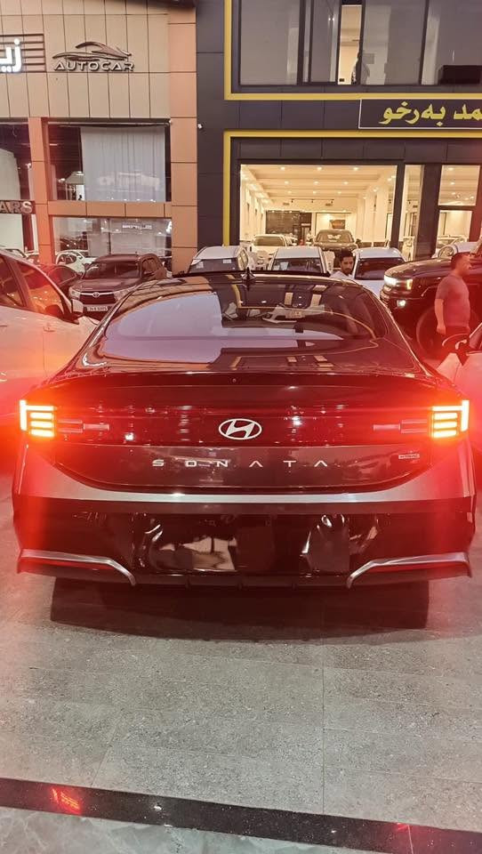 Hyundai Sonata 2025 Preferred Trend
سعر کلش مناسب 
صور حادث موجودە 
مواصفات كندية

✅ محرك 2.5 لتر 4 سلندر اقتصادي وقوي
✅ ناقل حركة أوتوماتيك 8 سرعات
✅ شاشة معلومات وترفيه كبيرة
✅ دعم Apple CarPlay و Android Auto
✅ تشغيل بصمة (Smart Key) وزر تشغيل
✅ رادار أمامي ونظام المحافظة على المسار
✅ كروز كنترول ذكي (Adaptive Cruise Control)
✅ حساسات أمامية وخلفية
✅ كاميرا خلفية
✅ مقاعد مدفأة
✅ مقود (ستيرن) مدفأ
✅ فتحة سقف بانوراما
✅ إضاءة LED أمامية وخلفية
✅ شاحن لاسلكي للموبايل
✅ نظام مراقبة النقطة العمياء
✅ نظام التحذير من الاصطدام الأمامي
✅ جنوط ألمنيوم رياضية
✅ مكيف أوتوماتيك مزدوج التحكم
✅ دخول ذكي بدون مفتاح

🔹 السيارة كلش نظيفة
🔹 بيها فقط نص الجاملخ الأمامي الأيمن صبغ بدون دواخل
🔹 دخول جديد
🔹 تگدر تترقم إقليم
🔹 السيارة موجودة في دهوك

📞 للمزيد من المعلومات:
***********
