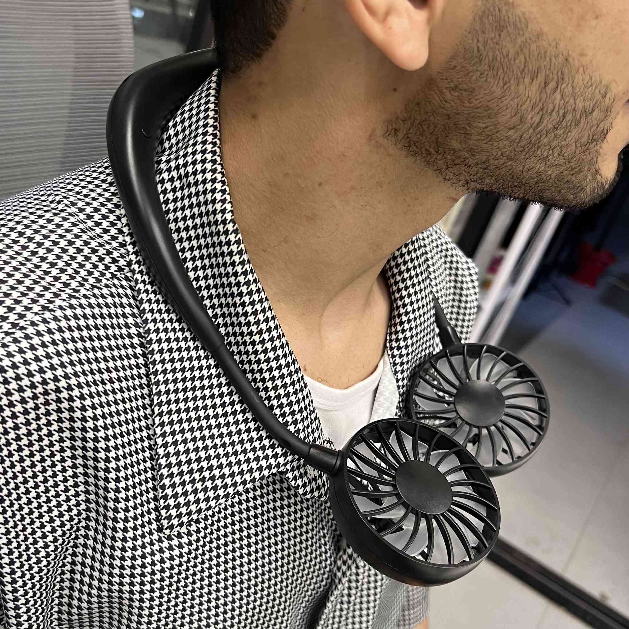 مروحة رقبة محمولة مزدوجة قابلة للارتداء LZ-F1 – 3 سرعات وشحن Type-C

• مروحة رقبة عملية قابلة للارتداء بتصميم Hands Free، مناسبة للاستخدام اليومي وتمنحك تهوية مباشرة أثناء الحركة.

• تصميم يُلبس حول الرقبة مع مروحتين مزدوجتين لتوزيع الهواء بشكل مباشر.

• خفيفة الوزن ومريحة للاستخدام، بوزن 180 غرام فقط.

• تدعم 3 مستويات سرعة مع زر واحد للتبديل بين السرعات.

• زاوية المراوح قابلة للتعديل لتوجيه الهواء حسب الحاجة.

• مزودة بـ محرك هادئ (Mute motor) مع هواء قوي.

• تعمل عبر بطارية 18650 بجهد 3.7V وتدعم شحن Type-C بمدخل DC 5V / 1A.

• اسم المنتج: Wearable Sports Fan
• موديل المنتج: LZ-F1
• نوع المنتج: مروحة رقبة قابلة للارتداء
• مدخل الشحن: DC 5V / 1A
• نوع المنفذ: Type-C
• عدد السرعات: 3 سرعات
• مؤشرات الإضاءة: أزرق أثناء العمل / أحمر أثناء الشحن / أحمر وامض عند انخفاض البطارية البصرة, العراق


**إذا كنت صاحب هذا الإعلان وتريد حذفه لأي سبب، رجاءا أرسل رسالة إلى الدعم الفني**