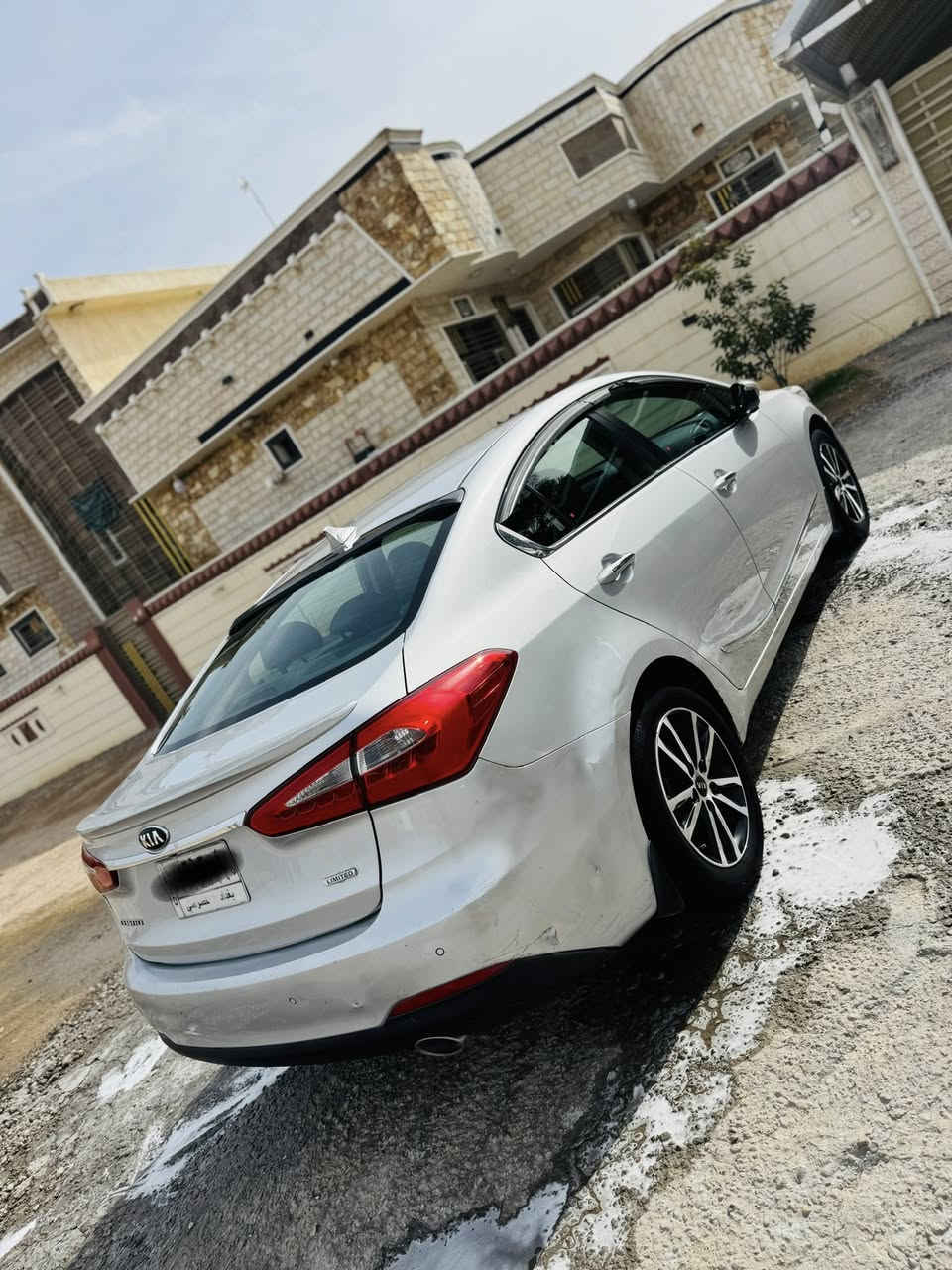 السلام عليكم 
سيراتو 2015 خليجي رقم بغداد 
موصفات يراني vip فول الفول 
محرك 2000دوش شرط ممفتوح 
سياره جاهزه وكل نقص مابيه 
السعر 128 وبيه مجال بسيط للشراي 
اي استفسار اتصل ب ***********
مكان سياره كربلاء
