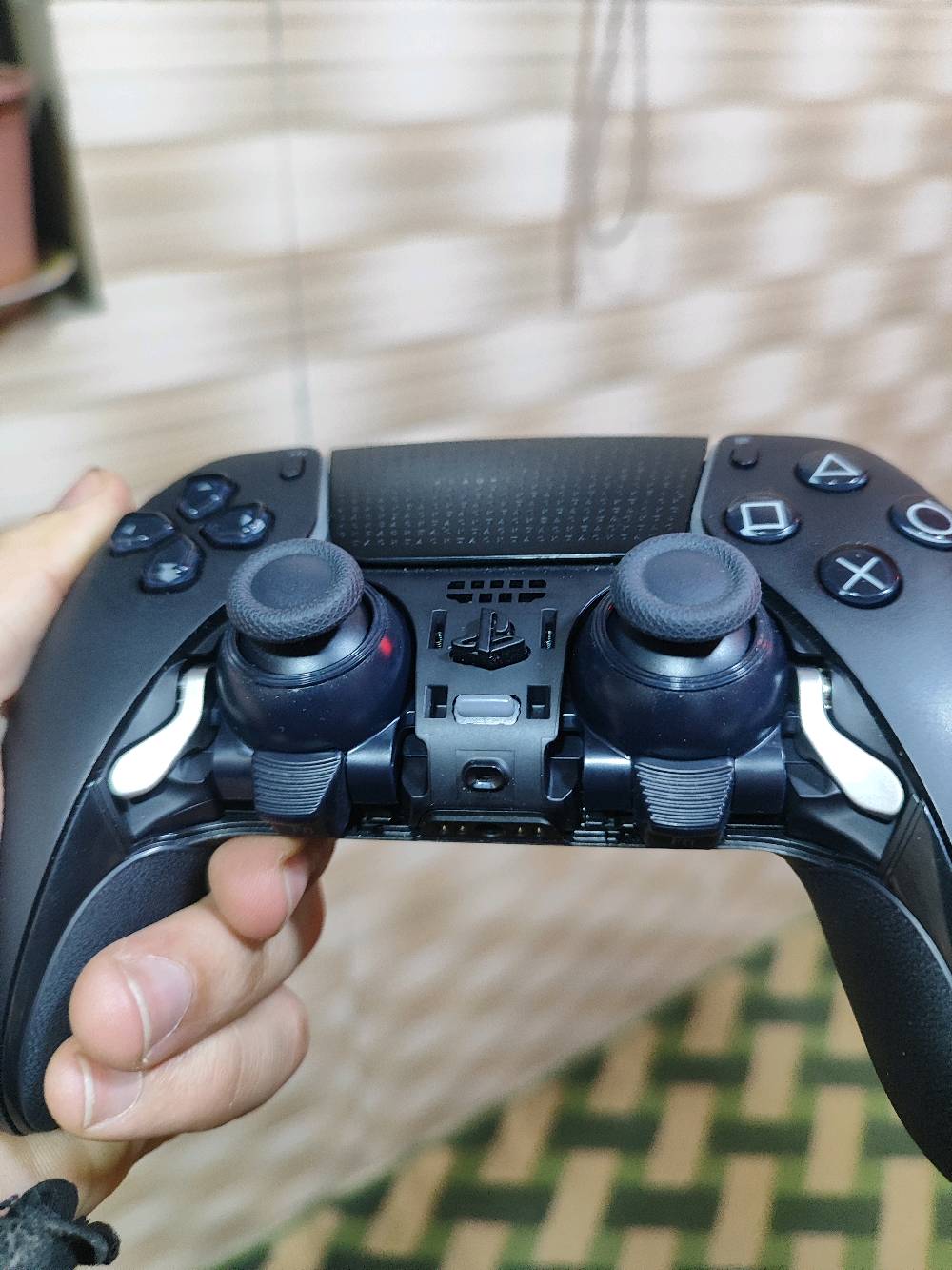 يد تحكم بلي 5 احترافية 
استعمال قليل ونضيفة كلش وحالة ممتازة بدون اي خلل 
الملحقات: 
الكارتونة 
كيبل شحن 
شفتات 
حافظة اليد

العنوان بغداد/البياع