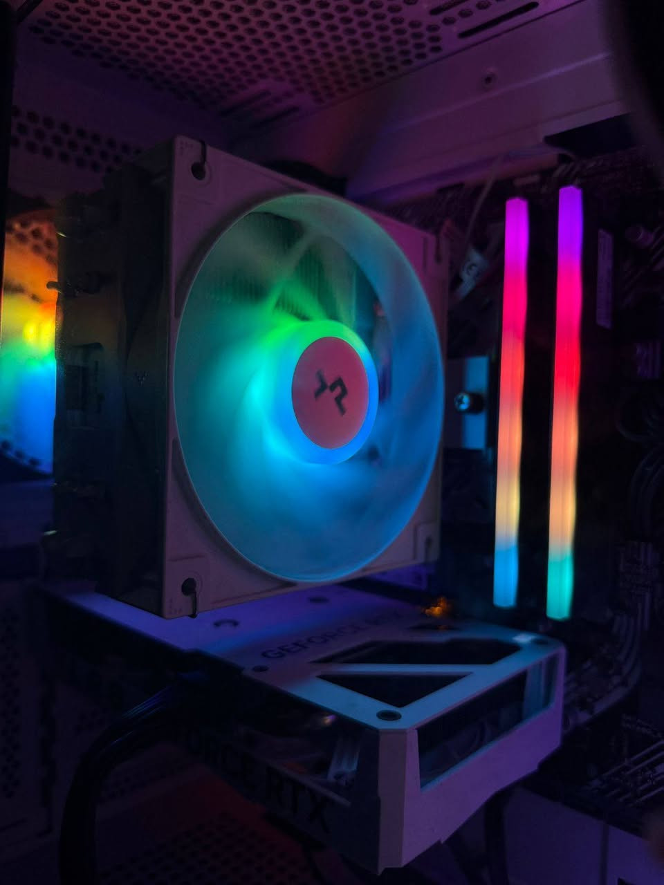 المواصفات:
• CASE GALAX REV 05 WHITE
• PSU DEEP COOL 600W PF600
• MB ASUS PRIME B450M-A II
• CPU AMD RYZEN 5 5500
• COOLER DEEP COOL GAMMAX
AG400 WHITE
• RAM DDR4 16GB (2×8) 3333 AORUS RGB
• NVMe 512GB ORIGINAL
• HDD 1TB Seagate
• GPU PNY RTX 4060 8GB OC XLR-8 RGB
Dual Fan White
• Windows 11 Pro أصلي
الحالة:
استخدام 3 أشهر فقط - الجهاز نظيفٍ جداً وما بيه أي مشاكل.
هادئ، بارد، ويشتغل مثل الجديد تماماً.
الأداء:
بشغل كل الألعاب الحديثة على إعدادات High / Ultra بكل سلاسه 

السعر المطلوب مليون دينار عراقي 
للتواصل واتساب ***********
