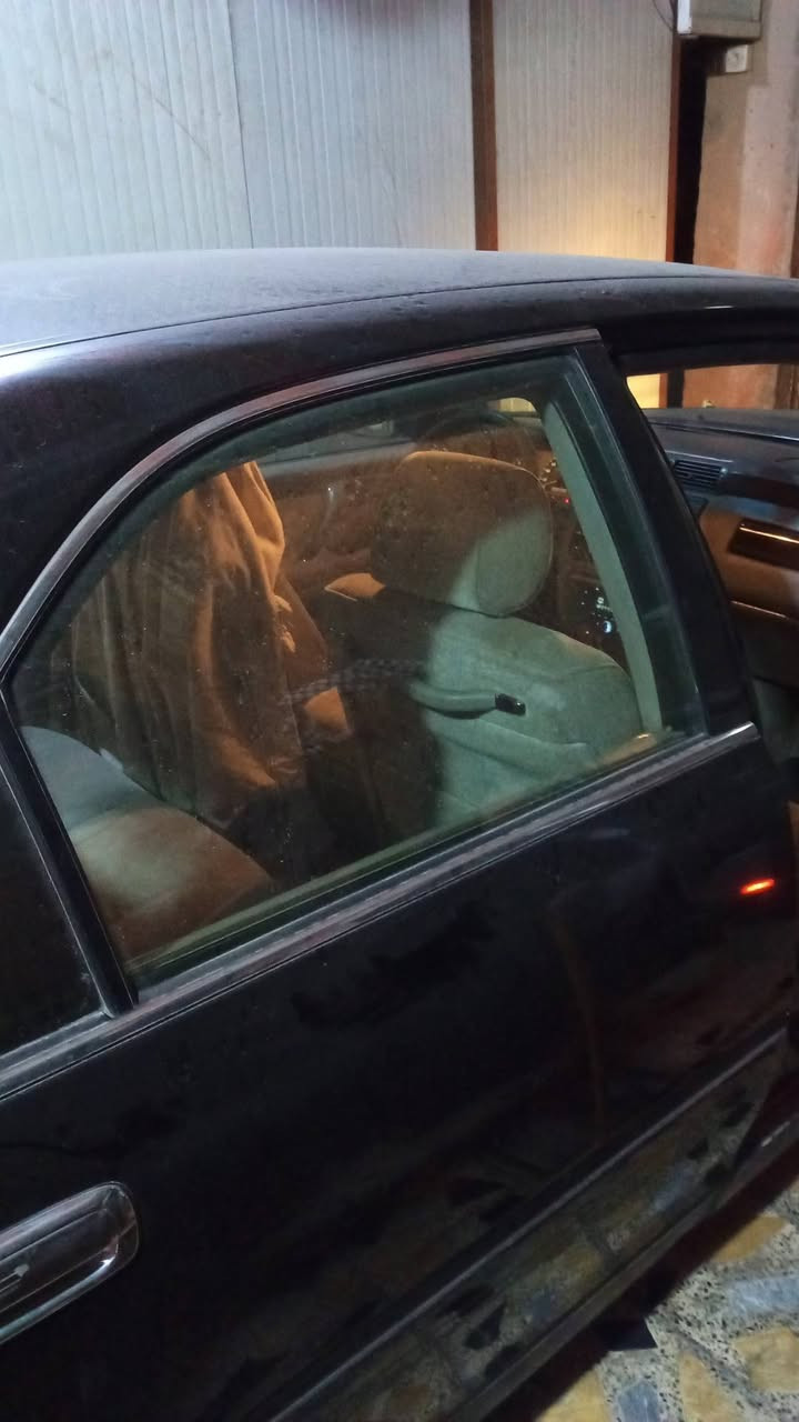 سيارة جنون موديل 2001.. محرك دي فور صغير..اللون اسود...4 دكم...بيها سنوية شمالية باسم راعيها...كرستال اصل...رقم التلفون *********** ورقم تلفون *********** به واتس آب...
