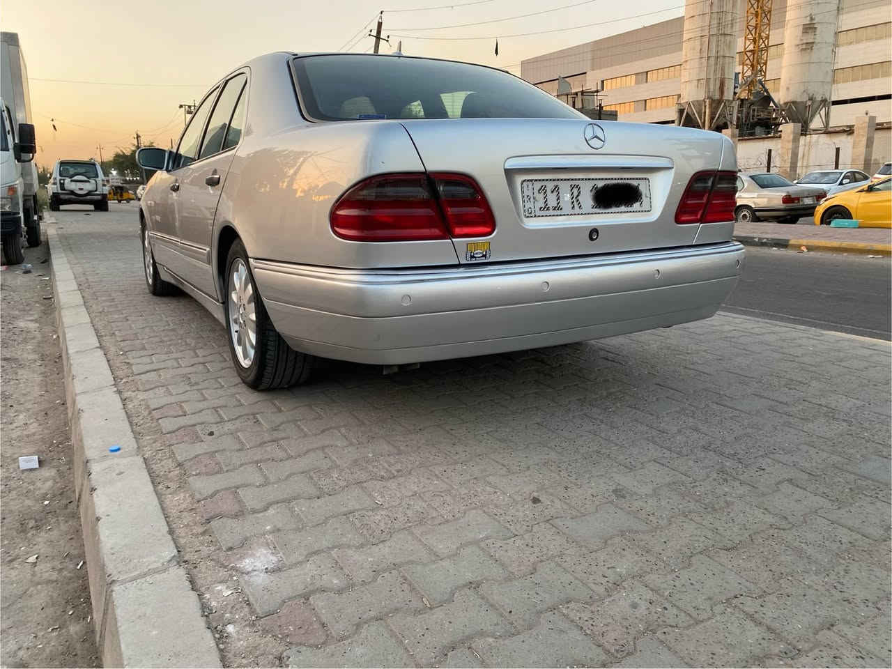 مرسيدس ام عيون W210 للبيع فقط
موديل 1997 صبغ عام سبب الجراد بدون حادث او خياسات سلايت روف 
مكينه 320 V المرغوب  گير D4 سلايت روف مرايات اشاره وشفط صدر امامي خلفي جديد كهربائيات كلها بلاد لايت زنون تبريد ثلج رقم بغداد هزه جديده بسمي تحويل مباشر السياره جاهزه من كلشي #️⃣محرك ڤي V بلادي مو خراطيم 

مكان السياره بغداد الكرخ شارع حيفا  ***********واتساب 
السعر خاص🫡
