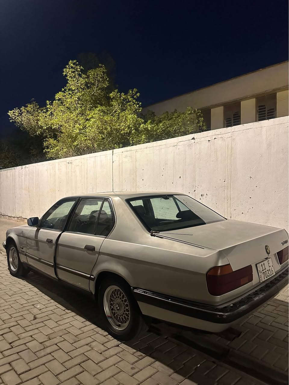 BMW 730i 
موديل 1992 .مكينه 3500 بلاد .السياره جاهزه من كلشي كير ومكينه خير من الله . تبريد ثلج قطعتين. حداديه جديده خلفي وامامي . السياره مال جناي 
رقم بغداد السياره بأسمي 

توصل ..
***********
*********** البصرة, العراق

