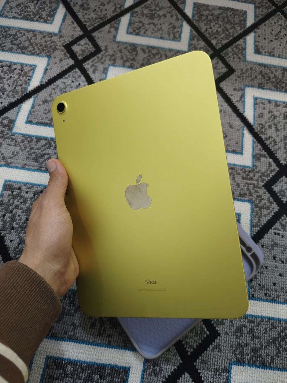 ايباد 10th مستخدم نضيف كلش
ايشي مابيه شاحنه وياه وكيبل وكارتونه وكفر ازرق
 ذاكره 64  سعره 450 وبيه مجال بسيط
تواصل ***********
