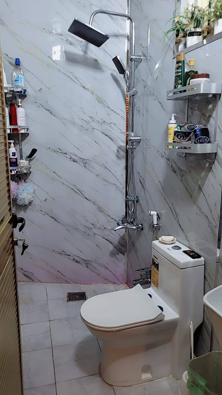 السلام عليكم دار للبيع ملك صرف طابو المساحه ٧٧ واجهه٥
غرفتين نوم بالطابق العلوي مع حمام 
الطابق الأرضي صاله وغرفة خطار 
مطبخ مفتوح هدية مع البيت
حمام
سبالت عدد 3 هديه مع البيت 
مع برانكيتات هديه 
عنوان الدار / شارع المغرب /فرع صيدلية بيت الدواء 
سعر البيت 435قفل 
رقم الهاتف ***********
