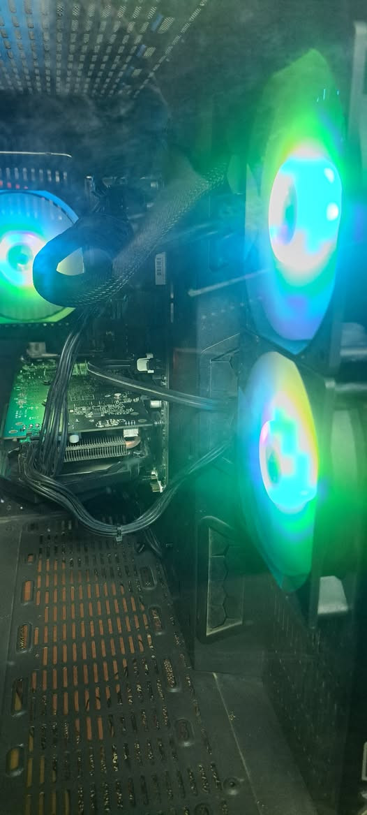 كيس تجميعة كوراي 5 جيل سابع 

المعالج i5 7500

البورد  gigabyte h110 

الكرت Rx 580 8gb axl

الرام ddr4 8gb 3200hz

التخزين ssd 260 +hdd 1 tb

البور  msi 650w

الكيس 3FAN ARGB بدون جامه

منصب بي 40 لعبة

السعر 300 الف 

رقمي ***********

بغداد
