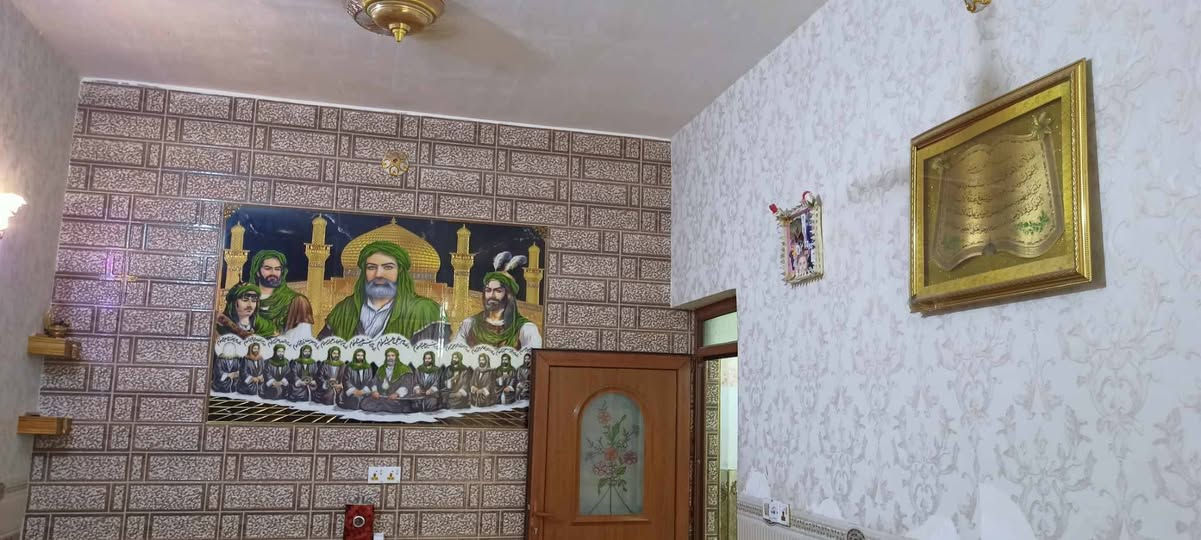 تريدلك بيت حسينيه لزوار هذا العرض مناسب الك (الشارع مبلط بلكامل)
اهالي بغداد والمحافظات اصحاب المواكب والخدمه الحسينيه ومابقى شي لمحرم اقرالي تفاصيل البيت واذا عجبك اني بخدمتك عالسعر ماتطلع الا وانت راضي باذن الله

التفاصيل:
دار طابوق جمهوري للبيع - طريق طويريج (قرب قاعة الشمس)
المواصفات العامة:

المساحة: 100 متر مربع.

الأبعاد: الواجهة 7.5 متر × النزال 13 متر.

نوع البناء: طابوق جمهوري (طابقين).

نوع السند: سند 25.

السعر: 115 مليون دينار عراقي (مع مجال ).

تفاصيل الطابق الأول:

غرفة نوم واحدة.

استقبال.

مطبخ، منور، وطارمة.

صحيات داخلية وخارجية.

(النواقص: واجهة البيت الخارجية فقط).

تفاصيل الطابق الثاني:

غرفة نوم واحدة.

مجاميع صحية وسطح.

الموقع والخدمات:

العنوان: كربلاء - طريق طويريج - عمود 128 (جهة سايد الخروج).

البعد عن الشارع العام: 50 متر فقط (موقع ممتاز لخدمة الزوار).

المعالم القريبة: قرب قاعة الشمس للمناسبات، وقرب صيدلية الواهب.

الخدمات: كهرباء، ماء، مجاري، والشارع تبليط بالكامل.

للتواصل والاستفسار:

واتساب: ***********

ملاحظة: المراسلة عبر الواتساب فقط، نعتذر عن استقبال الاتصالات المباشرة.
