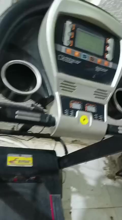 ه هو جهاز سير كهربائي (Treadmill) من ماركة Evere
الشاشة: شاشة رقمية تعرض الوقت، المسافة، السعرات الحرارية، السرعة، ونبضات القلب.
الميزات: يحتوي على حامل أكواب على الجانبين ومفتاح أمان للتوقف الطارئ.
التصميم: قابل للطي لتوفير المساحة.
الراحة: مزود بخاصية امتصاص الصدمات لحماية الركبتين.
شاشة عرض: تحتوي على لوحة تحكم إلكترونية لعرض معلومات التمرين. 
السعر .. ٢٠٠


**إذا كنت صاحب هذا الإعلان وتريد حذفه لأي سبب، رجاءا أرسل رسالة إلى الدعم الفني**