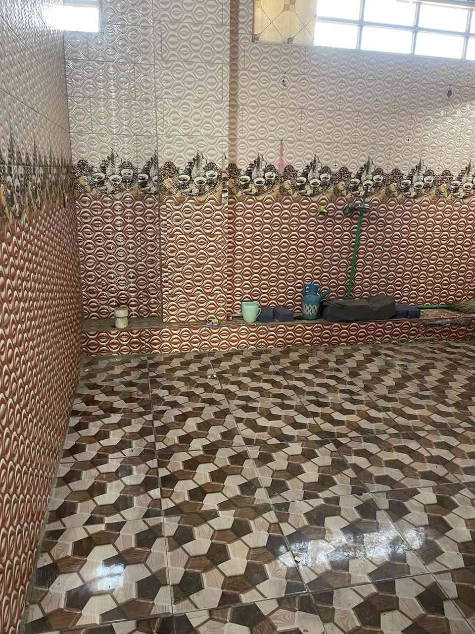 شقه للإيجار طابق ثاني جاهزه ماء كهرباء سخان تانكي شارع المطار الجديد مقابل أسواق فدك على الشارع ***********
