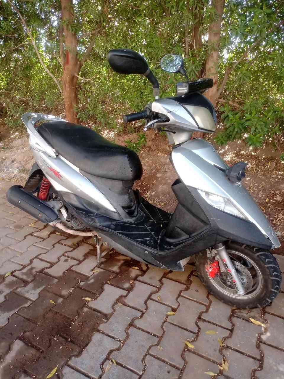 السلام عليكم للبيع دراجه ماكس ثعلب الدراجه مكينه ناعمه مفتوحه مره وحده فقط كفرات بلاديه ختم واحد كهربائيات كله شغاله كيجات كله شغاله مابيه اي نقص الدراجه أوراق كاملة مكاني بغداد العطيفيه السعر 450 قفل قفل هذه رقمي للتواصل *********** لاستفسار لاتصال
