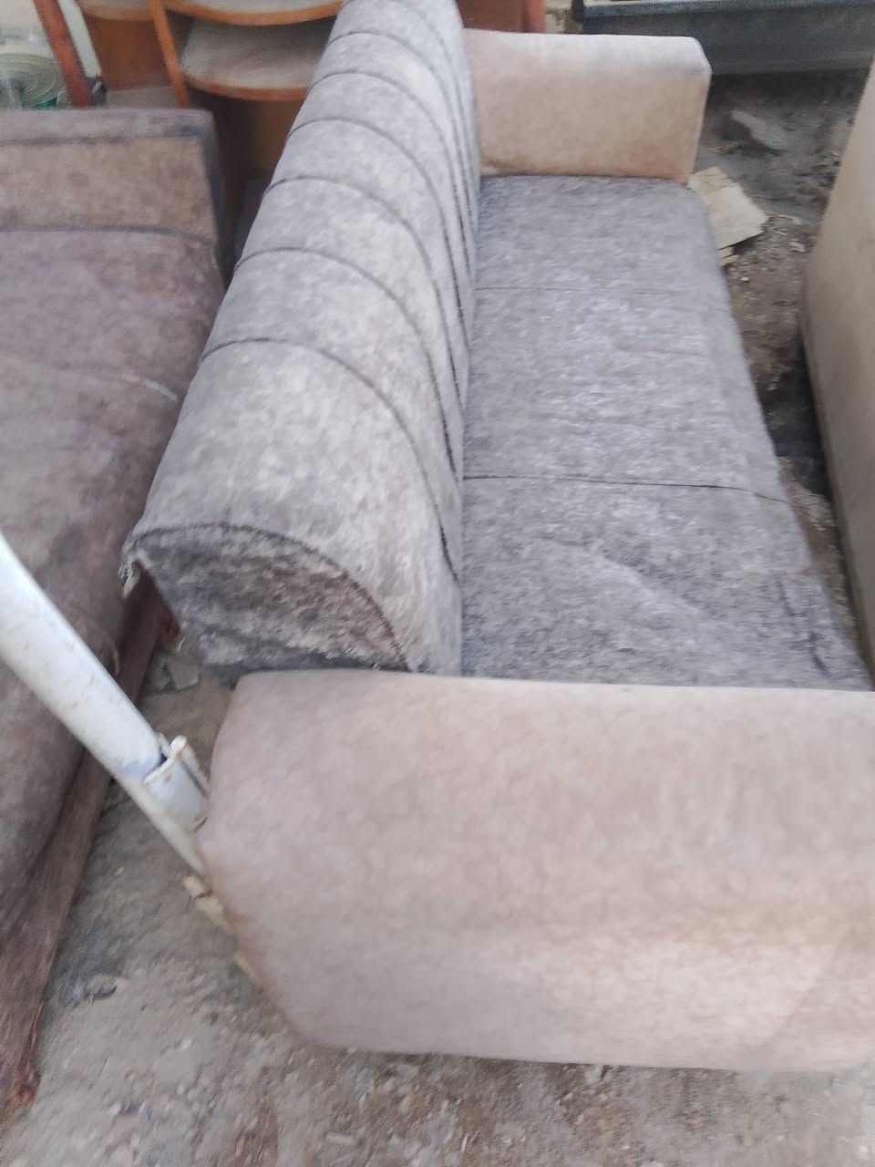 من رخصة الادمن 
تخم منوع 11مقعد ثلاث قنفات ثلاثيه وحده ثنائيه السعر 125الف بيه عيب بسيط جدا
حله شارع 60
***********
***********
