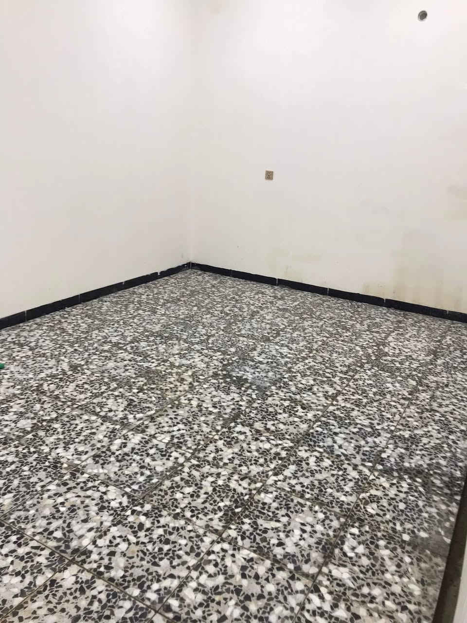 سلام عليكم بيت للبيع في حي دجله قرب المدرسة المساحه 100 طابقين سند 25  ***********
