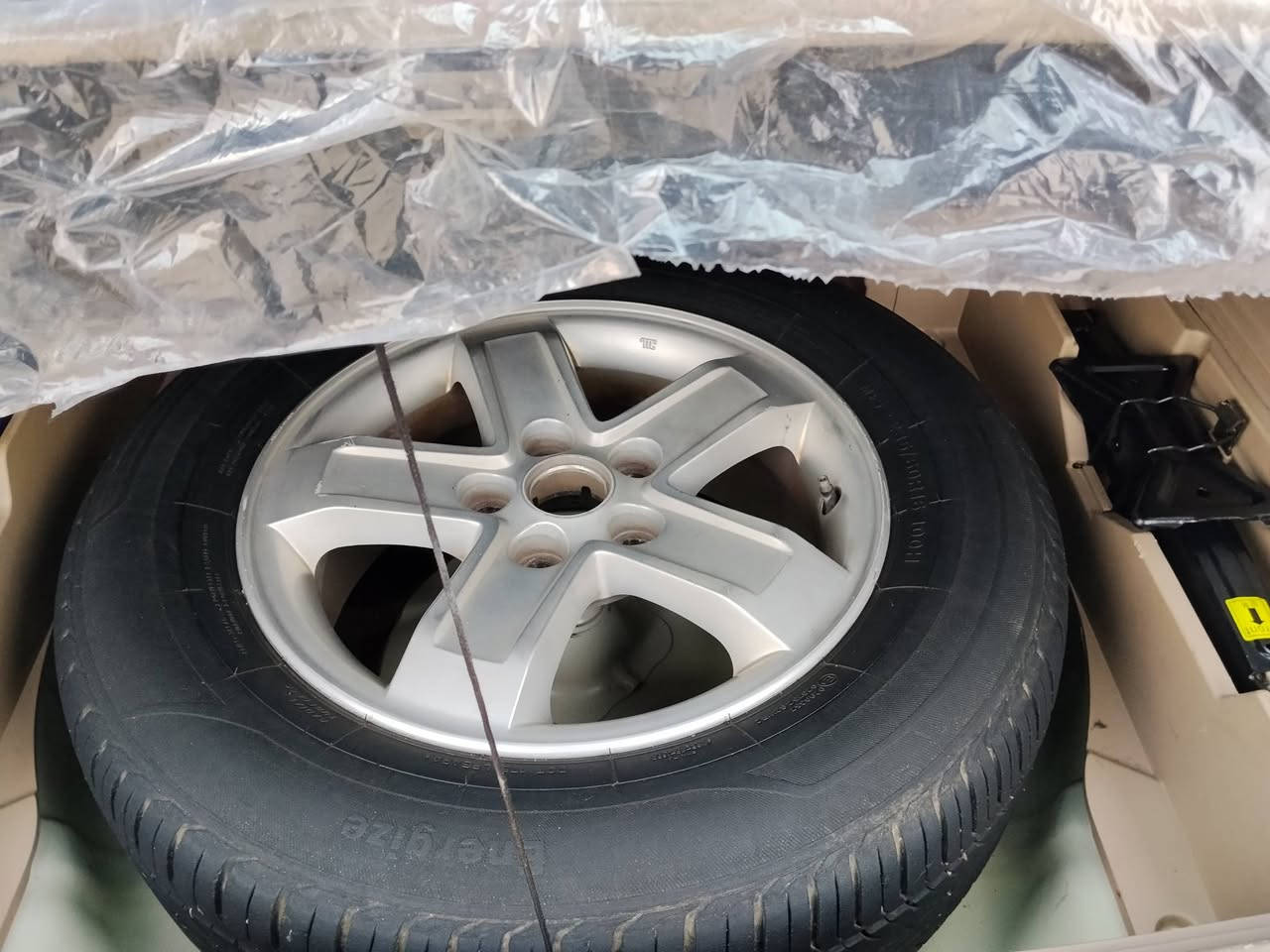 السلام عليكم للبيع كيا سبورتج خليجي ٢٠٠٩ محرك ٤ سلندر ٢٠٠٠ دوش فور ويل دبل كزوز  داخل بيجي شاشة جبيرة كامرة خلفية خمسة ويل كب منظومة زنون تخم تاير صدر أمامي خلفي تبريد تدفئة جاهزة والحمدلله ومحرك كير ما مفتوحات ع ابلادي رقمها بغداد الجديد والهزة جديدة السيارة مكفولة من الحادث والتبديل بيها نص باب الصدر الامامي صبغ فقط الباقي مكفول  والسيارة جدآ نظيفه سعرها  ١٢٢$ وبيها مجال بسيط للشراي ان شاءالله للاتصال *********** والرقم بي واتساب هم مكان السيارة بغداد جانب الكرخ
