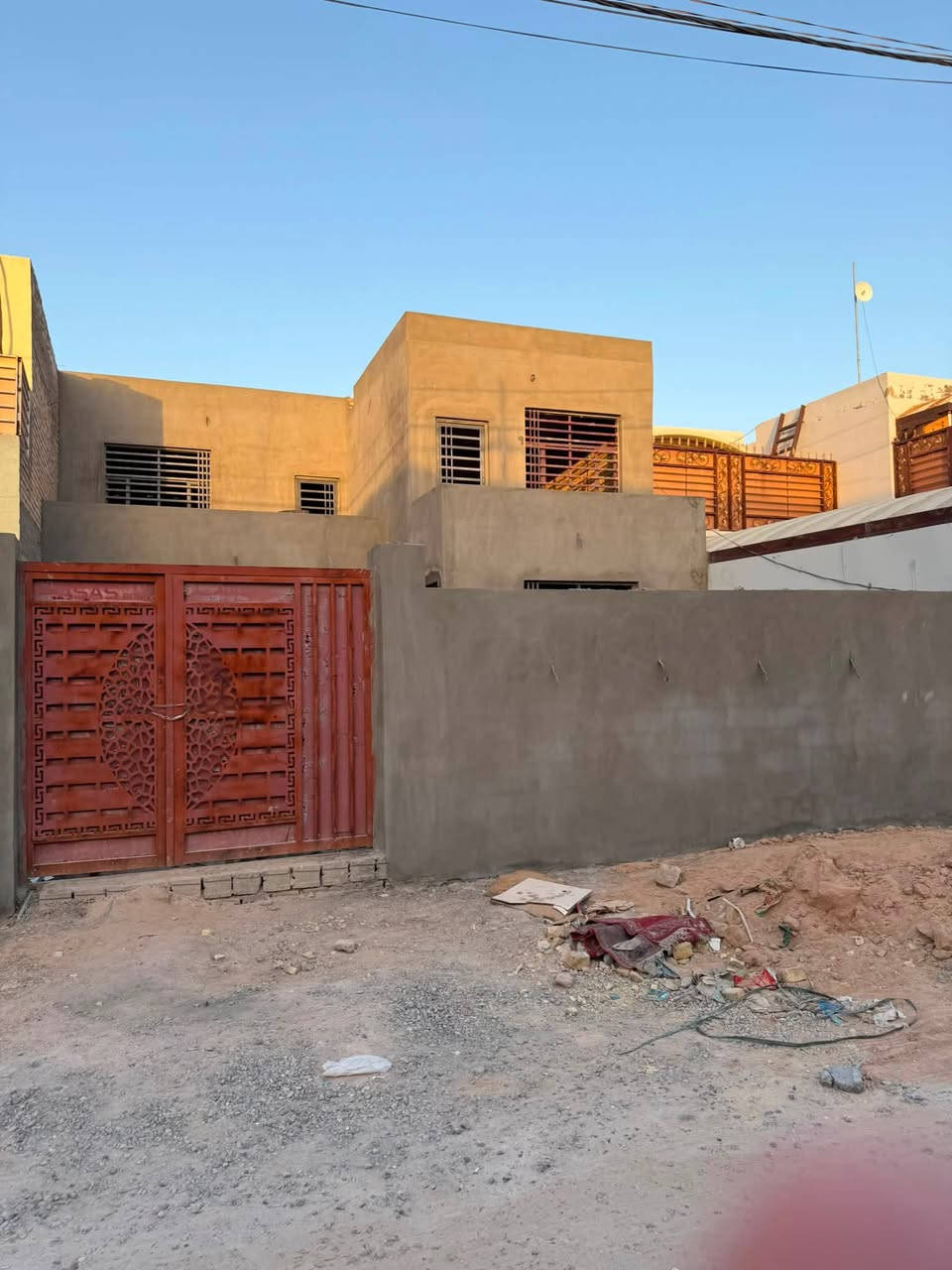 دور للبيع
الاول 100 متر طابق واحد في حي النداء بدون تشطيب 
الثاني 200 متر طابقين 4 غرف نوم مجمع بيتي الاول 
للاستفسار ***********
