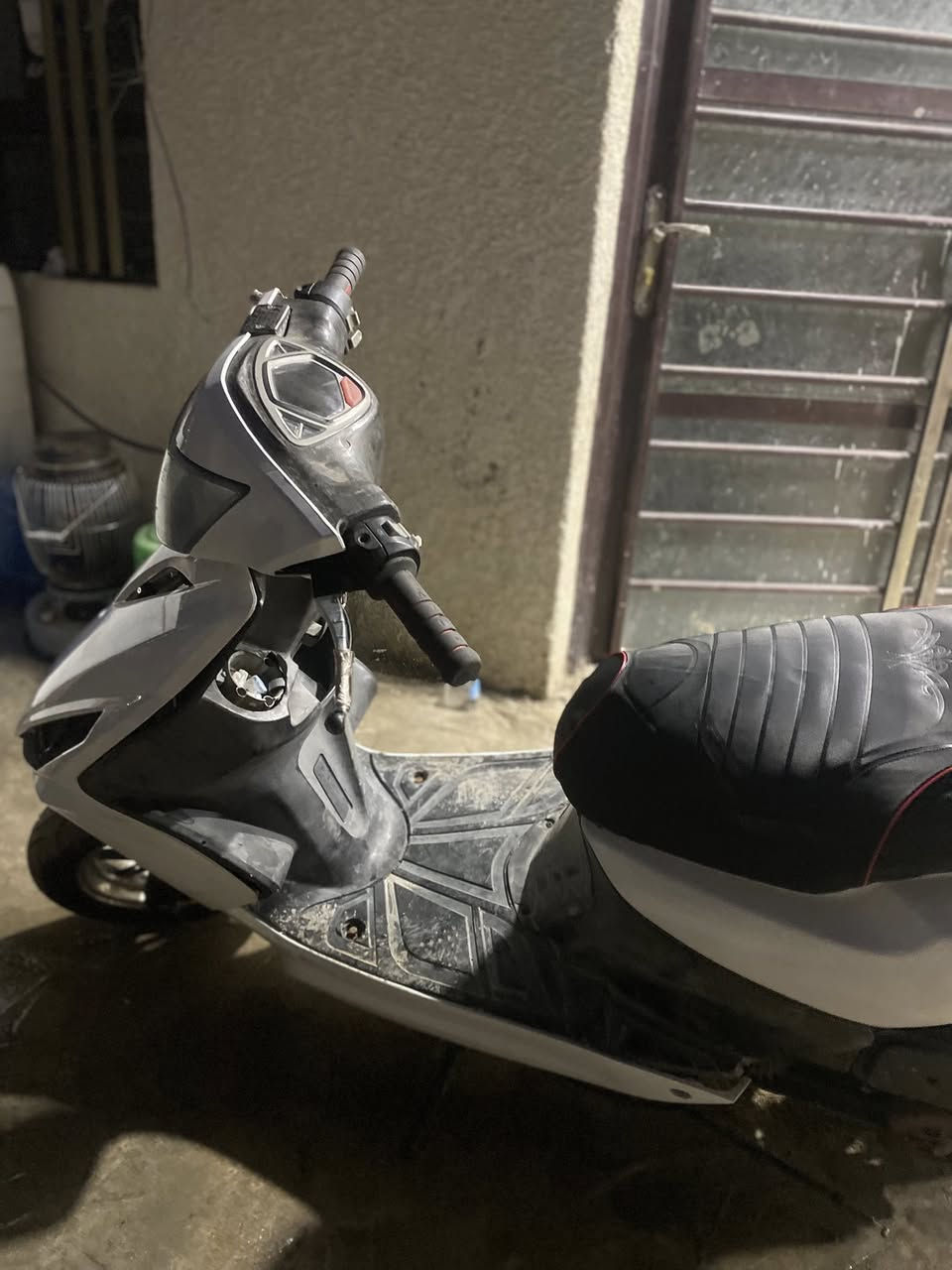 السلام عليكم اخوان ماكس مضلع مبدل بيها ولفات دراجه حلوه بيها عطل بسيط ضاربه خانه بل عقل كهربائيات كلها شغاله سعرها ٤٥٠ وبيها مجال مكاني بغداد البياع *********** بي واتساب
