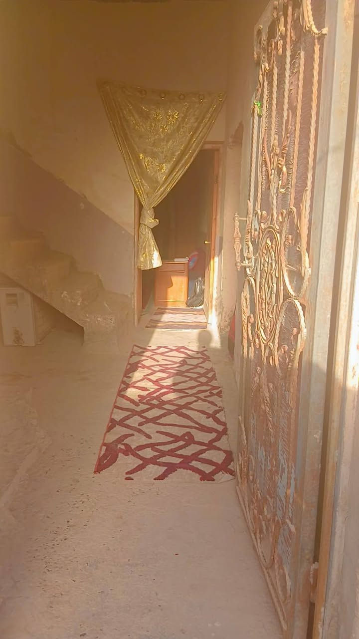 السلام عليكم ورحمة الله وبركاته دار للايجار قرب جامع ال شبل اول فرع على اليمن يحتوي عل 3 غرف نوم كبيرة المساحة 250 متر شارع 8 أمتار جيران خير من الله ويحتوي على صاله داخلية سبع أمتار مع حمام داخلي فقط ويوجد صحيات خارجيه ثلاث خزانات ماي سخان كهرباء جاهز ماي حار بارد مكان غسالة اوتوماتيك جاهز كل غرفة تحتوي على مكشوفة لتهوية الغرفة إضافة إلى وجود مبردات لكل غرفة يوجد انترينت من البرج مجاني لايحتاج إلى تفعيل للتفاصيل أكثر الاتصال على الرقم *********** السيد ابو مجتبى الحسيني
