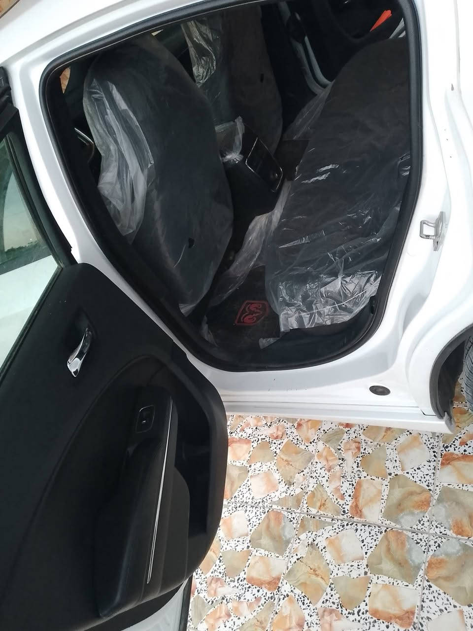 سلام عليكم اخوان جارجر  لبيع ٢٠١٣ كامل المواصفات رقم شمالي هزة جديدة تحويل ثاني يوم سيارة مامشتغله خط مال جناي حادثها فقط باب جهه السائق وجاملغ امامي 
السعر ١٧٥ وبيها مجال حك الجية 
موبايل وات ساب *********** والله يرزق الجميع
