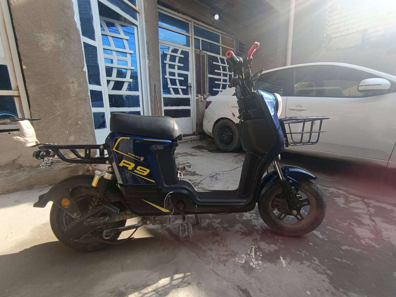 السلام عليكم 
دراجة شحن R9 نضيفة حلوة بطاريات نص عمر تمشيك تقريبا 17 كيلو مسافة زينة شغالة ما بيها اي مشكلة كهربائيات لايتات نشرات كلشي موضح بالصور وبالتفصيل لايت مالتها زنون قوي بالليل بيها ملاحظات بسيطة بالشكل الخارجي بس ك مشي وكهربائيات ممتازة غراضها كاملة وياها شاحنة ومرايات وزنجبيل مال البايدر وبايدرات كاملة مكملة بس بيها شخوط بسيطة كل هذا والسعر 330 الف وبيها مجال الطيبين مكاني بغداد كفاءات العبيدي 
***********
***********
للتواصل واتساب او خاص
