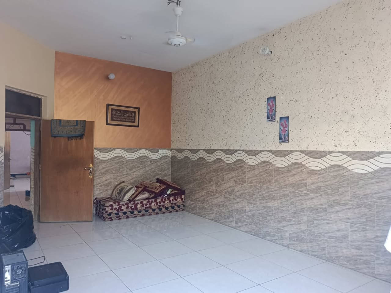 بيت لايجار بجغفي الثانيه ٤غرف نوم وحده جوه و٣فوك ومطبخ واستقبال وصاله مساحه ١٥٠متر بمربع الذهبي ع تبليط مقابيل مدرسه جبل عرفه قريب ع جامع فاطمه ورا اسواق السند كل خدمات قريبه عليه 
بدل ايجار ٤٥٠قفل 

***********
