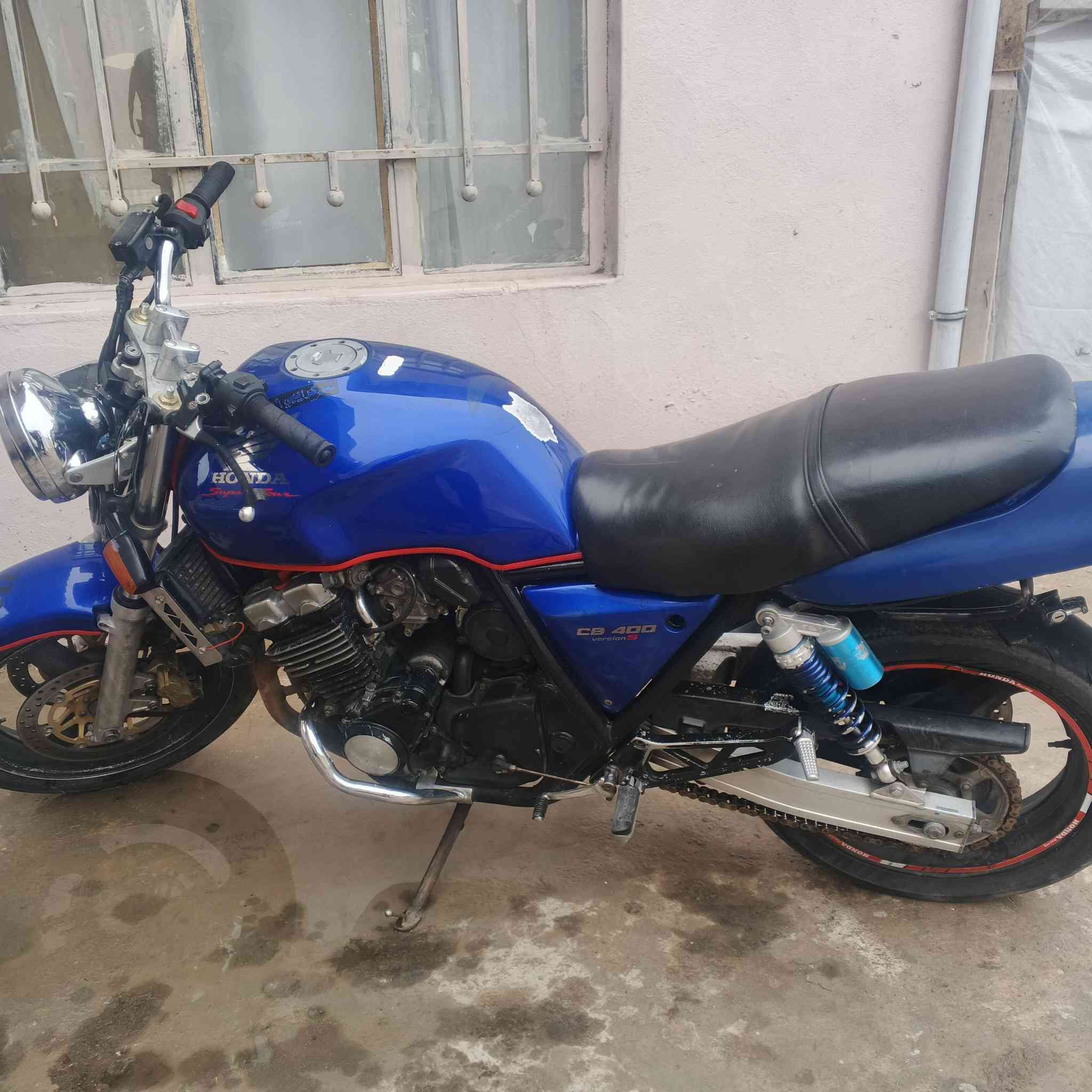 سلام عليكم سيبي 400 جيل اول نضافه كدام العين وكعهربائيات كلها شغال  بس نقص دشبول وأوراق كامله حتى كمركيه مدفوع مكاني كركوك سعر 15$وبي مجال اتصال *********** خابر وتدلل
