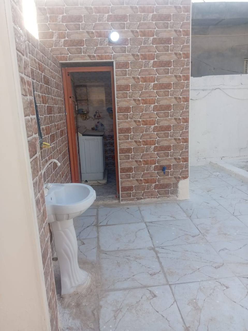 بيت للبيع او مراوس بسيارة حديثة 
المساحة/  155 متر
الطابو / زراعي
البيت مال جناي مشتري من ابو الارض 
نوع البناء/ بلوك عكاده سنة 2021 بناء درجة اولى 
التفاصيل
طابق واحد/ يحتوي على غرفتين وصالة ومطبخ وحمامات ثنين داخلية وخارجية وكراج 
متوفرة جميع الخدمات ماء وكهرباء ومدارس
العنوان / النجف . الكوفة . شارع المعمل . قرب اسواق الكرادة. ثالث بيت على الشارع العام
السعر/  32 وبي مجال قليل 
باقي التفاصيل خاص او واتساب فقط
***********
