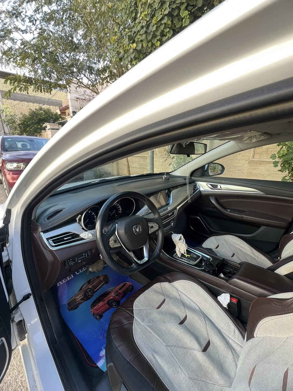 السلام عليكم 
شانجان ايدو موديل 2020مكفوله من الصبغ والتبديل گير مكينه ايضا مكفولات جاهزه حداديه وتبريد ماشيه 173 الف تحويل ثاني يوم السعر 120 وبيها مجال بسيط المكان واسط مركز المدينه الرقم ***********
