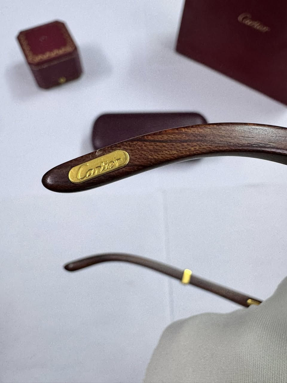 #نوادر
نظارة كارتير خشب (Première de Cartier)
النظارة الأولى في العالم 
اغلى أنواع الكارتير
تحفة فنية تجمع بين الأخشاب الطبيعية الفاخرة (مثل خشب الزبرانو أو السانتوس) واللمسات الذهبية (طلاء ذهب سميك 18 قيراط).
من دار الأزياء الفرنسية الشهيرة Cartier
قياس 54 / 17
نظافة ممتازة جداً 
التواصل خاص


**إذا كنت صاحب هذا الإعلان وتريد حذفه لأي سبب، رجاءا أرسل رسالة إلى الدعم الفني**