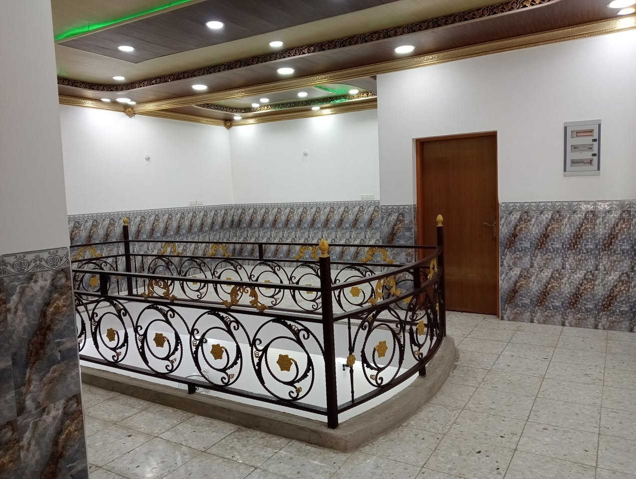 السلام عليكم 
للبيع بيت 200متر حي العسكري مدارس شارع المضخه بداية منطقة ال3000قريب كلش على الشارع العام بناء جديد ومال جناي تعبان عليه البيت مرتفع عن الشارع وكل طابق ارتفاعه ٤امتار مساحات كلهه كبار والبيت نفه 
الطابق الاول( مطبخ/استقبال/صاله/غرفه نوم /ثنين صحيات داخليه وخارجيه ) 
الطابق الثاني (ثلاث غرف نوم وصاله وصحيات) 
للاستفسار اكثر //***********
