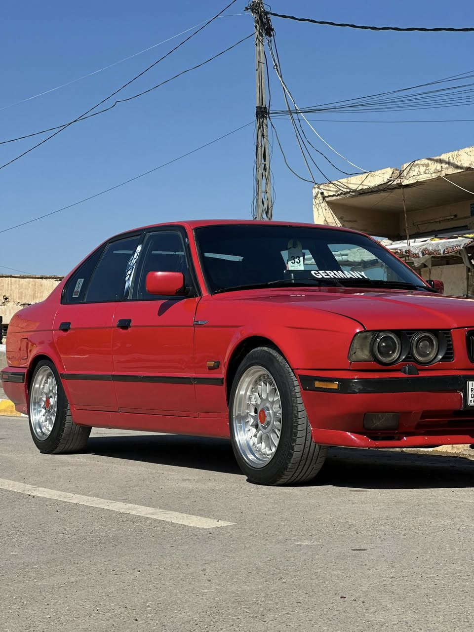 سلام عليكم .بيم حجم 525 
للبيع  اللون احمر اصل 
سياره بلاديه كلها 
مكينه فانوس 6مسكر كير عادي 
مديل 1990 اصل 
سياره مكفوله كفاله عامه بس مصبوغه احزام جماليه 
كشنات كهرباء جلد 
حداديه كفاله تخم تاير جديد 
تبريد ثلج 🧊 
سياره احلا من الصور ماناقصه برغي 
شاشه عارض دمامات 
هاتف شركه 
رقم السليمانية دولي تحويل ثاني يومً
سنويه لل 2029
السعر 71 وبيه مجال 
العنوان واسط ناحيه جصان 
متواجد فقط عل رقم الهاتف ***********
