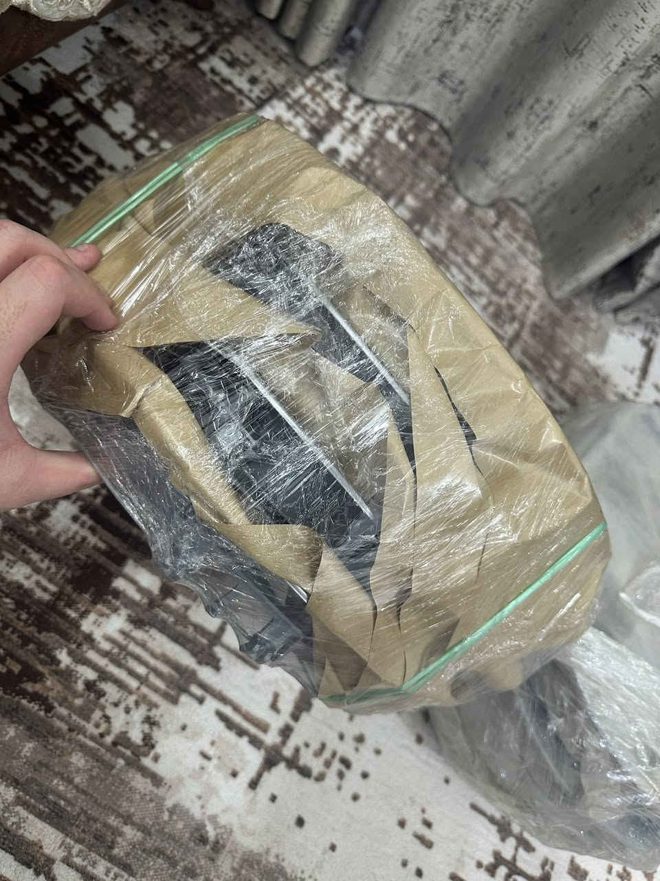 سلام عليكم
عندي غراض مال نيسان سني 

راديو مالتها الاصلي 

وكڤر مال دشبول الاصلي 

كبات كاملة 

مكاني حلة ***********
