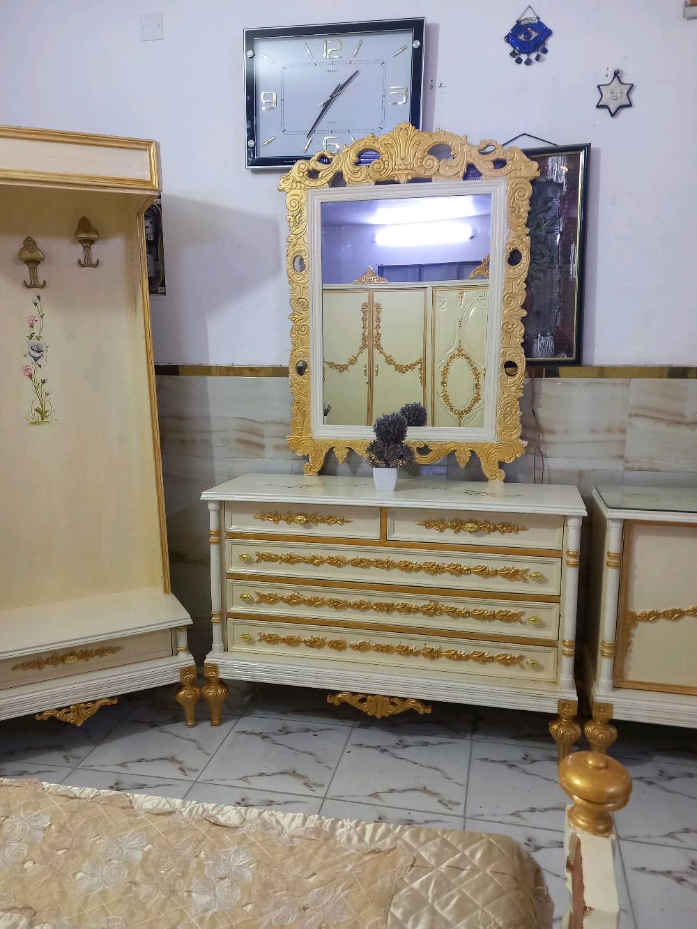 غرفة نوم زان مصري انتيكا للبيع نظيفة كلش ومابيها اضرار ودواخلها جديدة 6 بوب خاناتها كبار وتكمة غرفة كلش مرتبة ونظيفة سعرها مليون العنوان بغداد