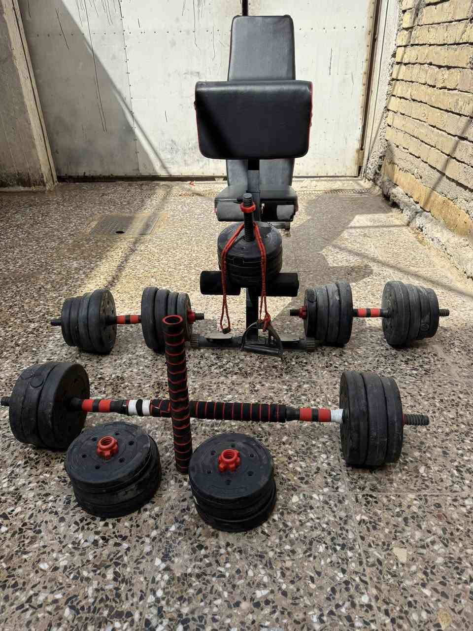 مصطبه كل التمارين بيها صدر ضهر تراي كيل رجل بالاضافه لحبل واشناو ودمبلصين متغير الوزان شفت متغير الاوزان 
للعلم الاوزان اني مشتري زيادة لان يجي وياها بس 10 اقراص
السعر 300 مكاني بغداد البلديات ***********
