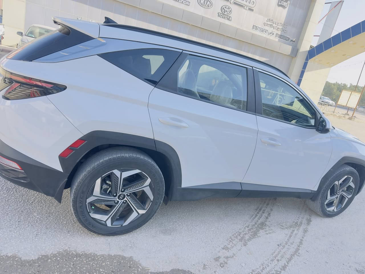 السلام عليكم
توسان وارد امريكي 

موديل ٢٣ 

لون ابيض حدث جاملغ وباب بدون دواخل بدون ايرباك 

السياره فول للخير 

بصمه 

فتحه داخل جلد ابيض 

كشن تتفه +كهرباء 

جنطه كهرباء 

سايد بريك بصمه 

شحن لاسلكي 

تلث انضمه قياده 

ويل عشرين 

اشاره بلمرايه 

رقم بابل السياره بسمي 

ماشيه ١٦ 

صوره الحادث موجوده 

ويا الصور 

مكانه بلحله 

*********** اتصل وتدلل
