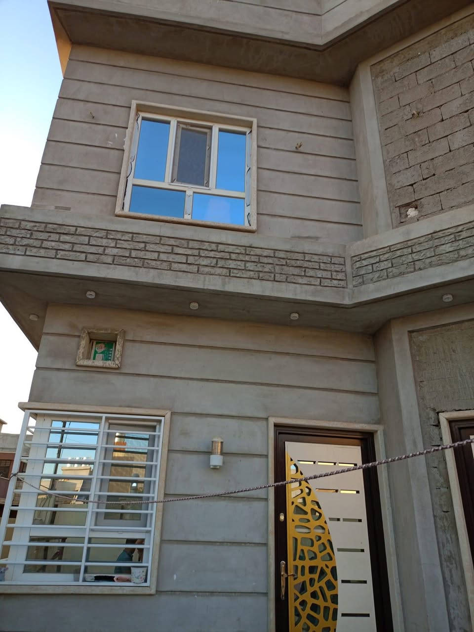 السلام عليكم الدار معروض للبيع
المساحة ٢١٠ ركن شروق 

يتكون من طابقين 
الاول غرفتين نوم + استقبال + مطبخ حار ووبارد + هول عدد ٢ + مشمتلات + مخزن + منور + ترك خلفي 

الطابق الثاني ٣ غرف هوم + هول + مشملات + سطح ناصي + بيتونة  وسطح عالي 

ملاحظة الطابق غرفة نوم + مشملات كاملين والباقي هيكل مأسس كهرب كامل 

📍 الموقع حي الملايين الثانية قرب جامع الانفال 

قرار ٢٥. بي وصل بلدية 

للتواصل مع صاحب الدار 

***********
