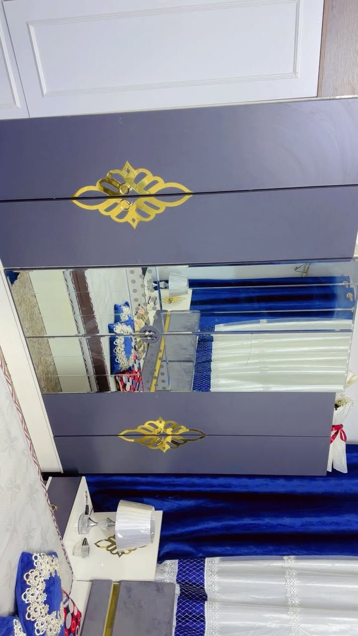 غرفه نوم تركيه خمس قطع مع دوشك ٣٥٠ قفله
رقم تلفون ***********
