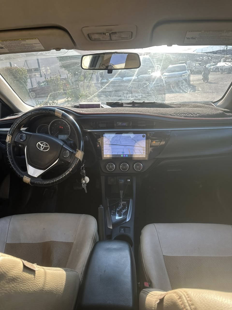 السلام عليكم 
كورلا 2014 
اللون اسود 
تحكم ستيرن 
شاشة داخلية محدثة كار بلي 
كامرات خلفية 

 ضربته جاملغ وشوية طاخ البنيد تصير 3 قطع صبغ  السيارة خير من الله 

سونر وشاصي موجود وجاهز 

   سعر 107 وبيه مجال حك الجيه. 
***********
