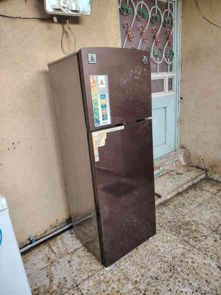 ثلاجه ومجمده للبيع اثنينهن سعرهن 250 مكاني نجف حي النصر *********** ***********

