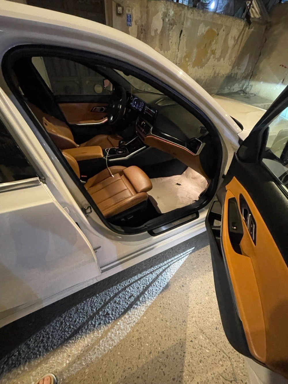 � الماركة / الموديل: BMW 330i
🔹 السنة: [22]
🔹 السعر المطلوب: [245] (قابل للتفاوض المعقول)
🔹 الممشى: [100,690 km] كم
🔹 نوع الوقود: بنزين
🔹 المحرك: 2.0 لتر تربو (أداء ممتاز واقتصاد جيد)
🔹 ناقل الحركة: أوتوماتيك
🔹 اللون الخارجي ابيض / الداخلي: [مشمشي]

✨ الحالة والمميزات:
✔️ السيارة بصيانة دورية منتظمة
✔️ حالة المحرك والجير ممتازة
✔️ بدون حوادث (أو اذكر إن كان هناك أي حادث بسيط)
✔️ جميع الخدمات والفحوصات متوفرة
✔️ [مثلاً: فتحة سقف / حساسات خلفية / كاميرا / شاشة / جلد / بلوتوث 
سيارة صفر مسج سياره رقم دهوك بسمي
الرقم ***********