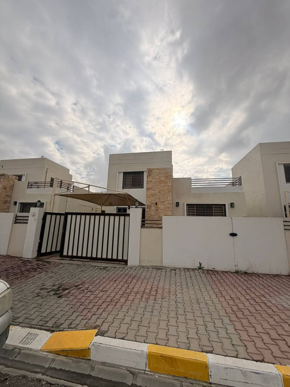 السلام عليكم 
دار للبيع في مجمع بيتي السكني 
ع سايدين مساحة الدار 260 متر 
مقابل السايدين جاهز للسكن ومسدد كامل 
تستلم سند باسمك 
مكون الدار من 
3 غرف. نوم 
صالة+ استقبال 
مطبخ حار+ بارد 
كراج + حديقة 
مناور + مجموعه صحية 2
للاستفسار اكثر مراجعة مكتب عقارات و مقاولات السردام او الاتصال 
***********
***********
