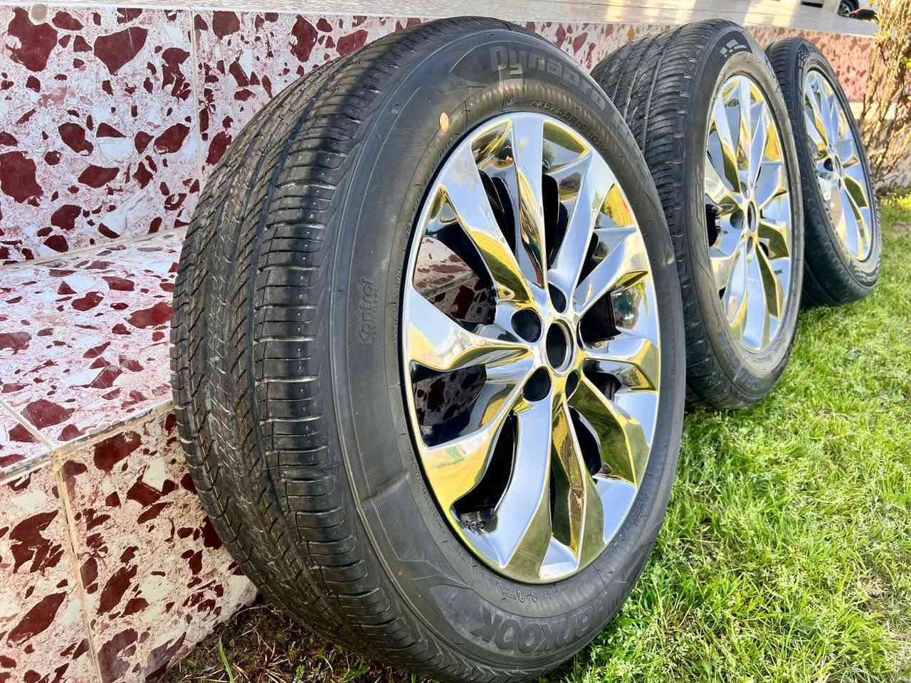 بسم الله الرحمن الرحيم
للبيع تايرات سورنتو موديل 2020
عدد  3

تاير +ويل كب حجم 19
كوري اصلي مال الشركه 
نضيفات جدا 
السعر 650 الف قفل 🔒 
المكان الرمادي للاستفسار على الرقم التالي ***********
